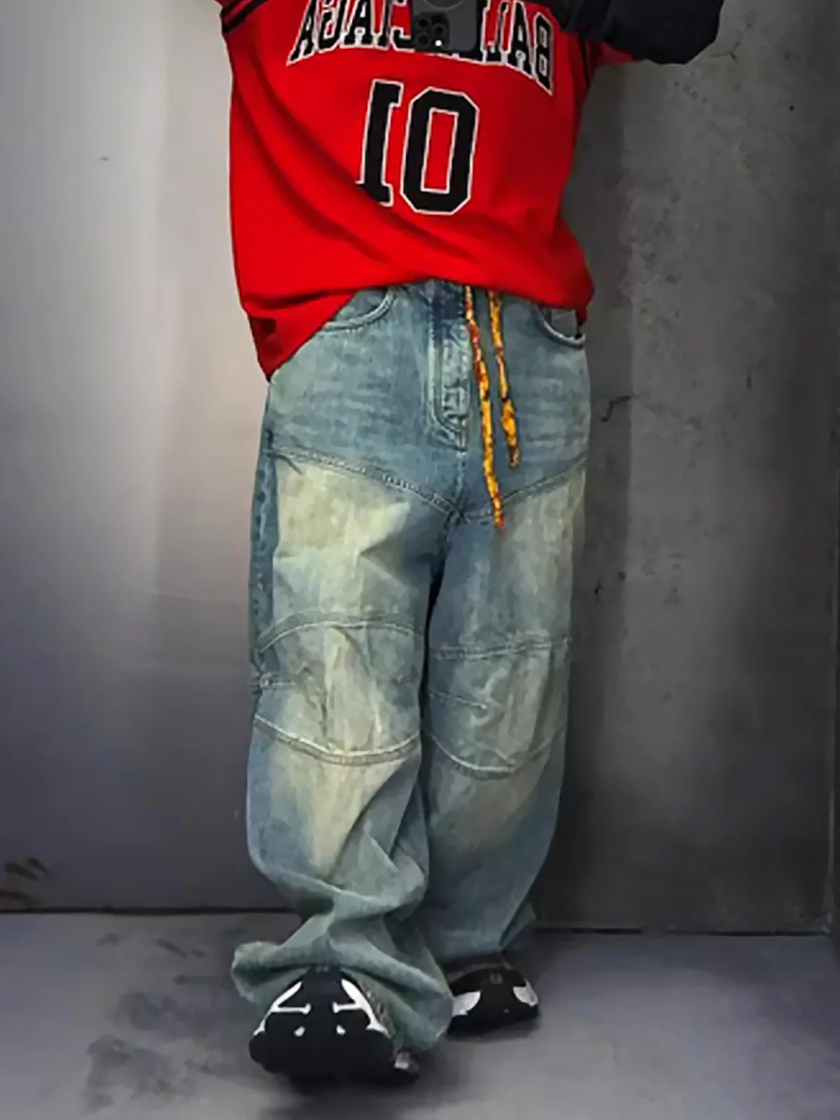 Distressed Contrast Drawstring Knee-Length Jeans - Image 11