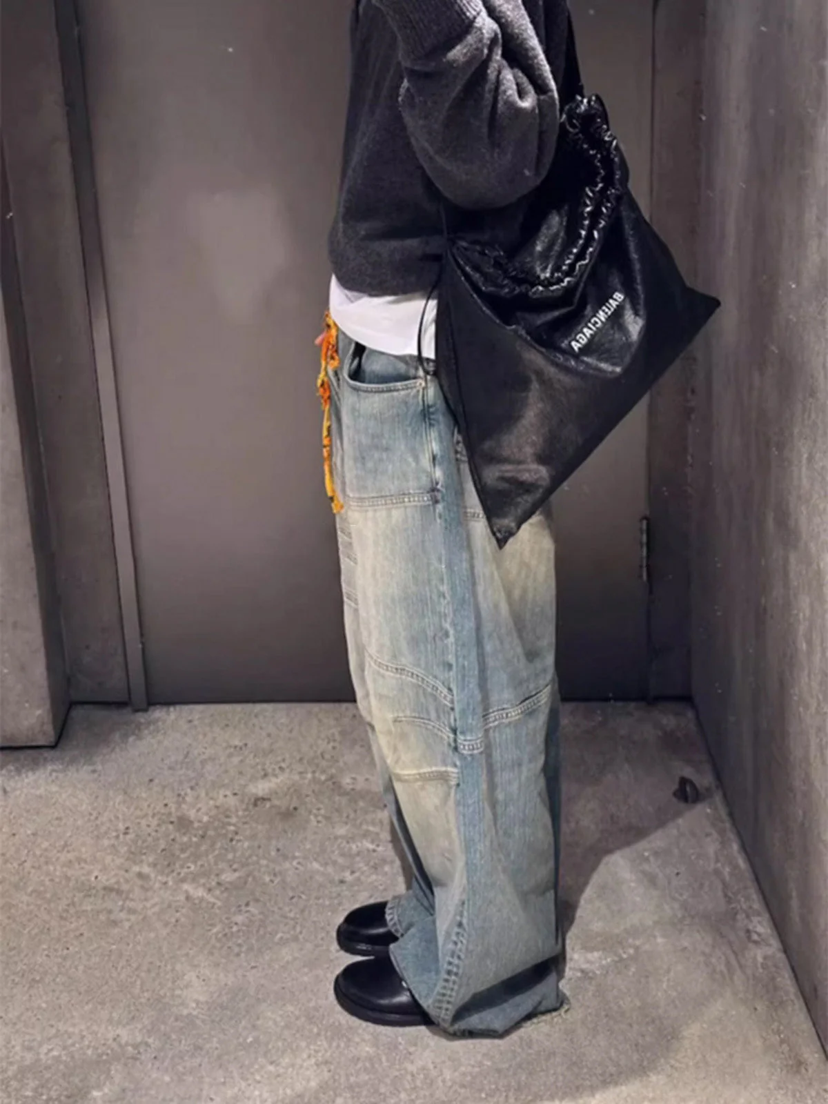 Distressed Contrast Drawstring Knee-Length Jeans - Image 4