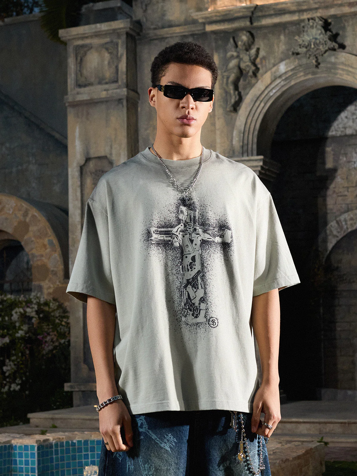 Distressed Rebellious Gun and Cross Print T-Shirt - Image 4