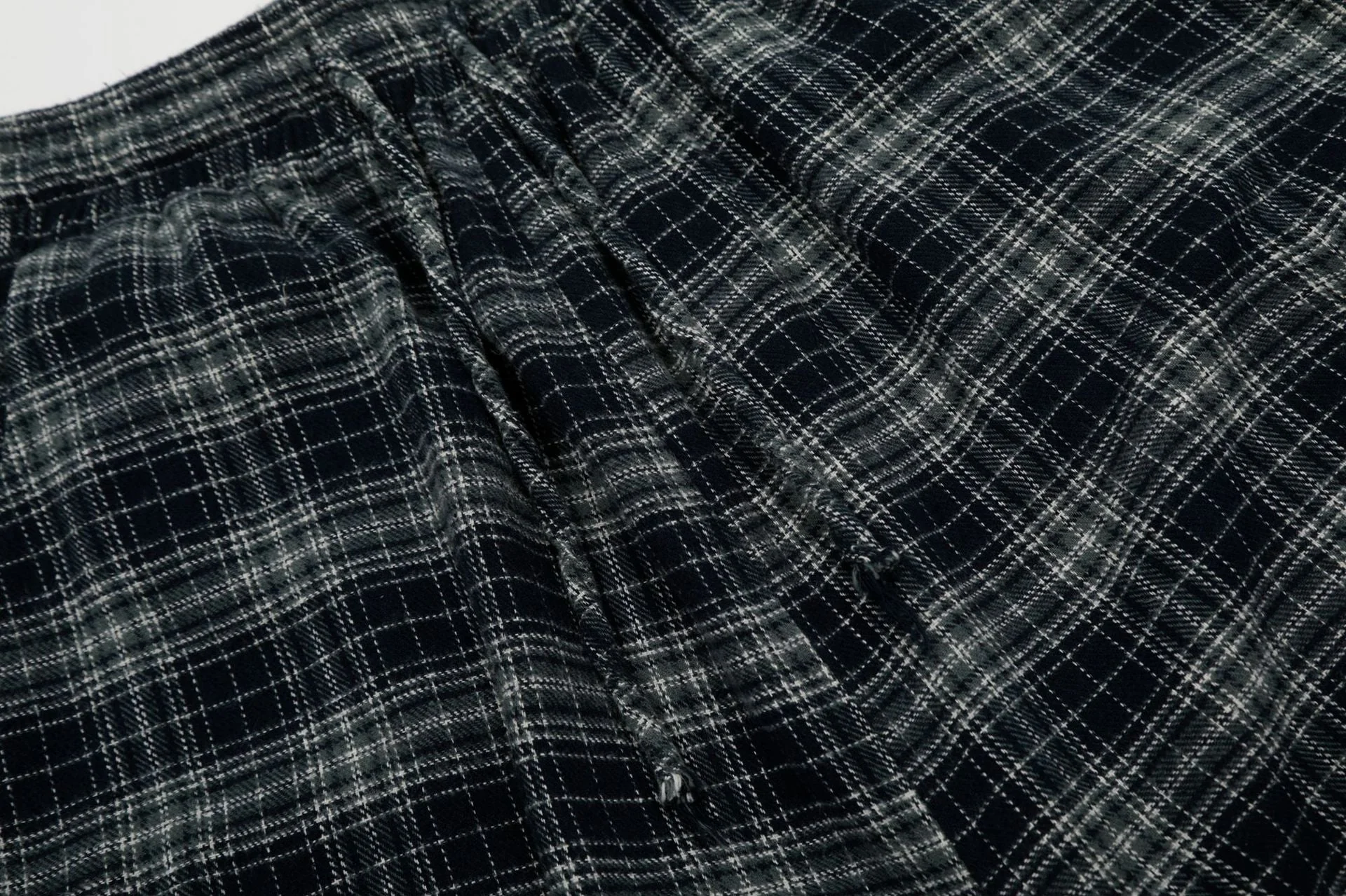 Plaid Linen-Blend Distressed Cargo Cropped Pants - Image 5