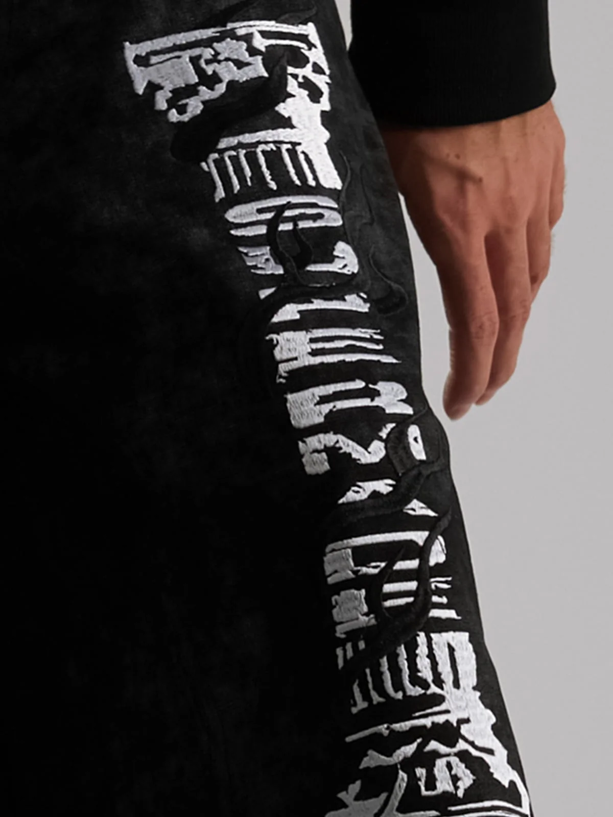 SUPERMADE Roman Column Pattern Embroidered Jeans - Image 9
